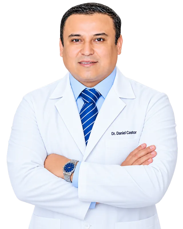 Dr. Daniel Castor, ginecólogo en Gómez Palacio, con bata blanca y los brazos cruzados